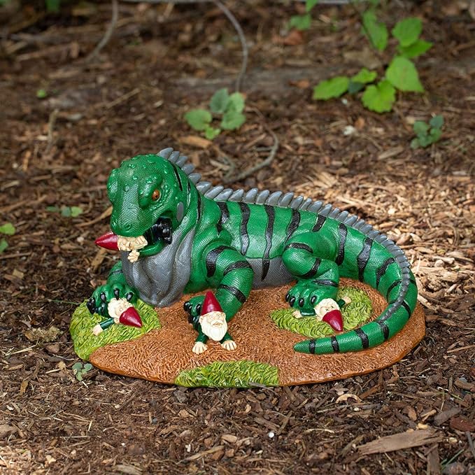Iguana Attack Garden Gnome Statue – Funny Lawn Ornament – Durable All-Weather Resin Yard Decor – Unique Gift for Garden Lovers & Quirky Outdoor Decoration