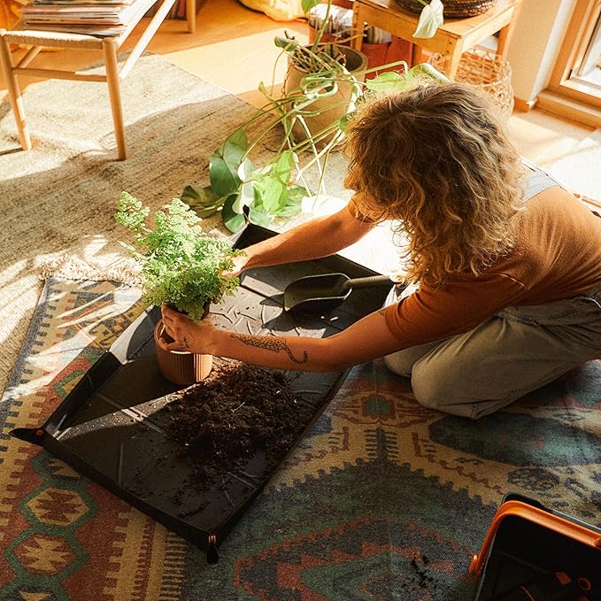 Fiskars Large Repotting Mat for Indoor Garden Transplanting and Soil Mess Control, Foldable and Water Resistant, 32.5" x 17.5"