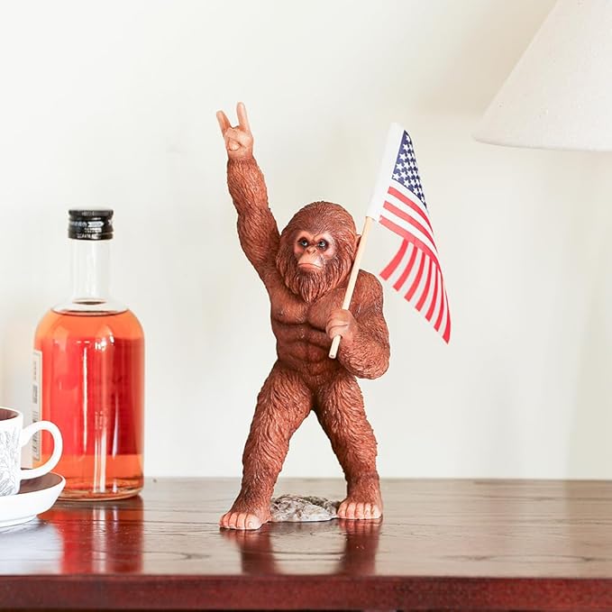 The Bigfoot Statue Holding The National Flag - Resin Bigfoot Savage Figurine Sasquatch Sculpture Interesting Indoor/Outdoor Garden Decorations, Novel Gifts for dad, Birthday Gifts